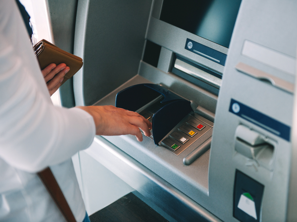NSZ reageert op wetsvoorstel Ingels: “Idee om in gemeentehuizen geldautomaten te installeren?”  